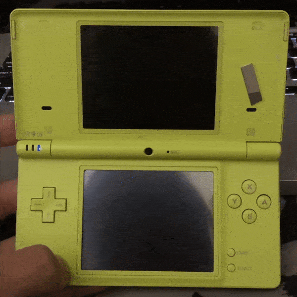 The top screen flashes